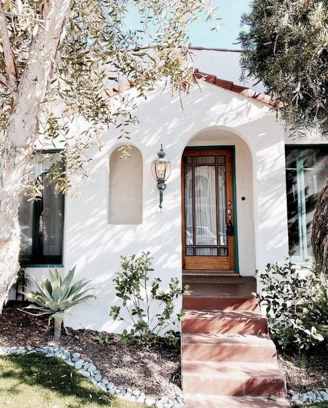 white home with wood door, stucco Landscape Front Yard, Curb Appeal Landscape, Front Porch Lighting, Pebble Garden, Mulch Landscaping, Relaxing Backyard, Backyard Seating Area, Sunday Friends, Vertical Garden Wall