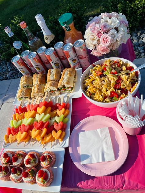 Easy To Make Party Food, Picnic Food Ideas For Birthday, 21st Picnic Party Ideas, Bbq Food Platters, Work Snack Ideas Party, 20th Birthday Party Food Ideas, Picnic Food Birthday, Backyard Picnic Food Ideas, Picnic Food Healthy