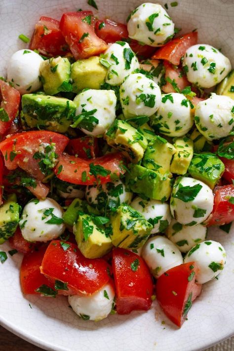 I could eat this avocado salad with fresh tomatoes and mozzarella every day. Super simple to make, and it can be enjoyed alone or as a side. Tomatoes And Mozzarella, Avocado Tomato Salad, Avocado Salad Recipes, Vinegar Dressing, Fun Easy Recipes, Tomato Salad, Salad Dressings, Avocado Salad, Beef Steak