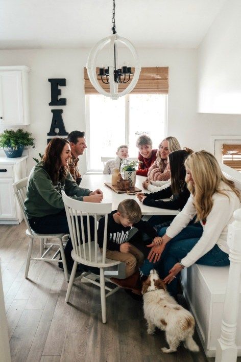 Making the Most of your Eat-In Kitchen with a Banquette | Nesting with Grace | Looking for a small dining room solution in a split level space? This built-in banquette is the perfect option to maximize seating for a large family even in a small space. Shop this space with the furniture and home accessories I used! #splitlevel #smallkitchen #smalldiningspace #banquette Large Banquette Seating Dining Rooms, Bankette Seating Small Kitchen, Banquette Seating In Kitchen, Small Dining Room, Nesting With Grace, Kitchen 2020, Built In Banquette, Eclectic Cottage, Dining Ideas