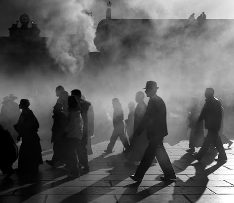 Crowded Street, Noir Photography, Bg Design, People Walking, Movie Shots, Black And White Photograph, Hur Man Målar, Chiaroscuro, Street Photo