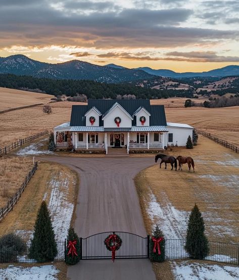 Farmhouse Exterior Ideas, Dream House Aesthetic, Gorgeous Farmhouse, Barn House Design, Barn Style House Plans, Dream Farmhouse, Farmhouse Aesthetic, Dream Life House, Dream Barn