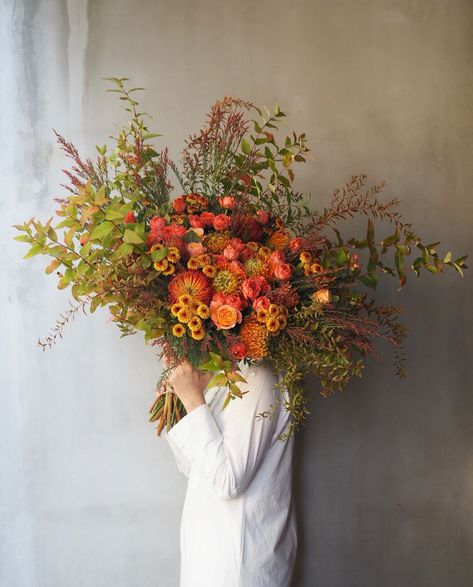 Centerpieces Burgundy, Diy With Flowers, Wild Floral Arrangements, Pincushion Protea, Late Summer Flowers, Bio Design, Autumn Bouquet, Dahlia Bouquet, Fae Folk