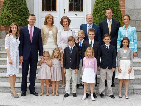 Meet Spain's Royal Family: Your Guide to the Spanish Monarchy's Family Tree Spanish Queen, Royal Family Portrait, Spanish Royalty, Spanish Royal Family, Extraordinary Women, Princess Sofia, European Royalty, Don Juan, Royal House