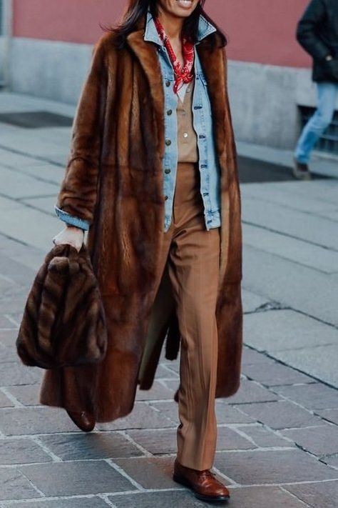 Brown Fur Coat, Fur Coat Outfit, Mode Tips, Look Jean, Coat Outfit, Looks Street Style, Street Style Winter, Autumn Street Style, Denim Style