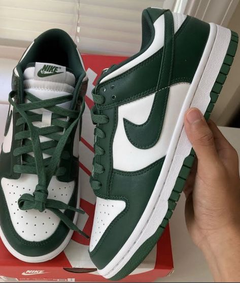 Emerald Green Nike Shoes, Air Max Vapormax Plus, Green Nike Shoes, Nike Dunks Low, Nike Shoes Women Fashion, Dunks Low, Pretty Sneakers, Fav Shoes, Mens Basketball Shoes