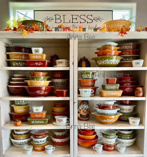 Pyrex Display, Vintage Pyrex Dishes, Pyrex Dishes, Autumn Kitchen, Antique Things, Retro Dishes, Kitchen Goals, Hutch Decor, Pretty Dishes