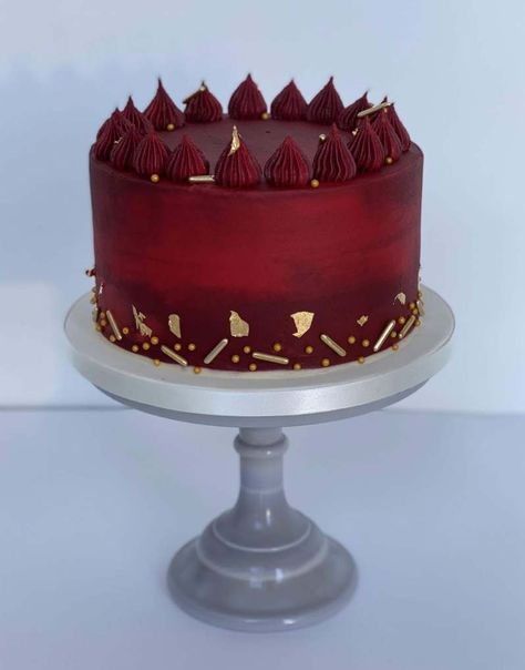 Ruby Red Buttercream Cake | Birthday cake Red Buttercream Cake, Cake Recipes Chocolate, Red Buttercream, Cake For Wedding, Decorating For Beginners, Ruby Cake, Idea Cake, Cake Summer, Modern Birthday Cakes