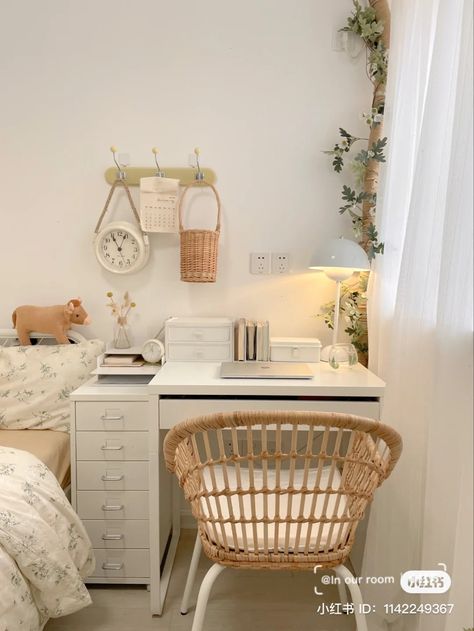 Mini small desk room inspiration ^_^ #aesthetic #desk #desksetup #deskgoals #organization #smallroom Small Desk Ideas, Ikea Girls Room, Hype Beast Bedroom, Ikea Micke Desk, Small Desk Organization, Ikea Inspired Bedroom, Micke Desk, Berry Avenue Codes, Create A Gallery Wall