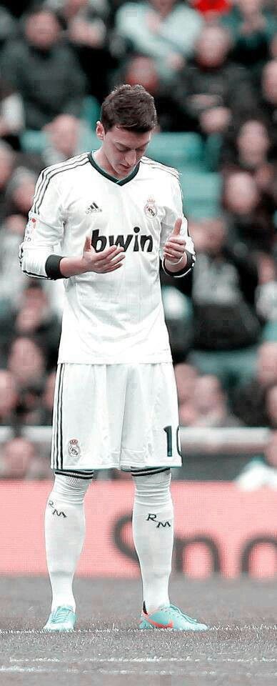 Mesut ozil du'a, making a quick prayer before the game :) Mashallah! Mesut Ozil Arsenal, Ozil Mesut, Real Madrid Logo, Mesut Ozil, Madrid Football, Dfb Team, Football Players Images, Football Photography, Real Madrid Wallpapers