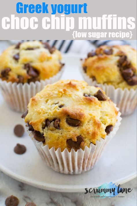 High Rise Muffins, Chocolate Chip Yogurt Muffins, Easy Greek Yogurt Muffins, Low Sugar Baking Recipes, Low Sugar Baking, Healthy Chocolate Chip Muffins, Muffin Allo Yogurt, Lunchbox Inspiration, Yogurt Greek