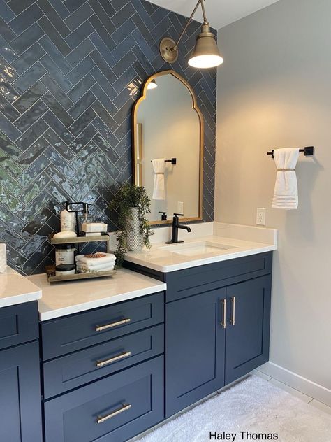 Bathroom With Dark Blue Cabinets, Dark Blue Bathroom Cabinets, Dark Blue Vanity Bathroom, Navy Vanity Bathroom Ideas, Navy Blue Vanity Bathroom Ideas, Navy Vanity Bathroom, Navy Bathroom Vanity, Dark Blue Bathroom Vanity, Luxury Guest Bathroom Ideas