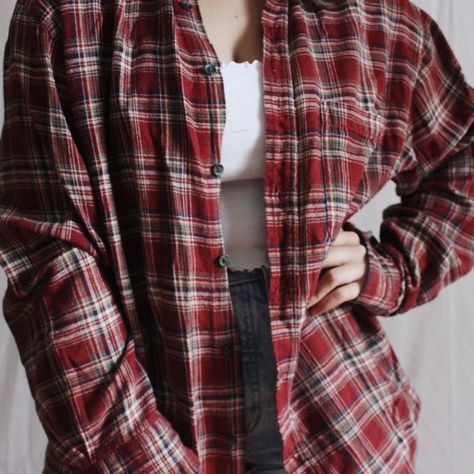 Red Flannel Aesthetic, Red Flannel Outfit Aesthetic, Plaid Shirt Aesthetic, Red Checked Shirt Outfit, Lillian Core, Flannel Outfit Women, Flannel Shirt Outfit Women, Red Flannel Outfit, White Flannel Outfit