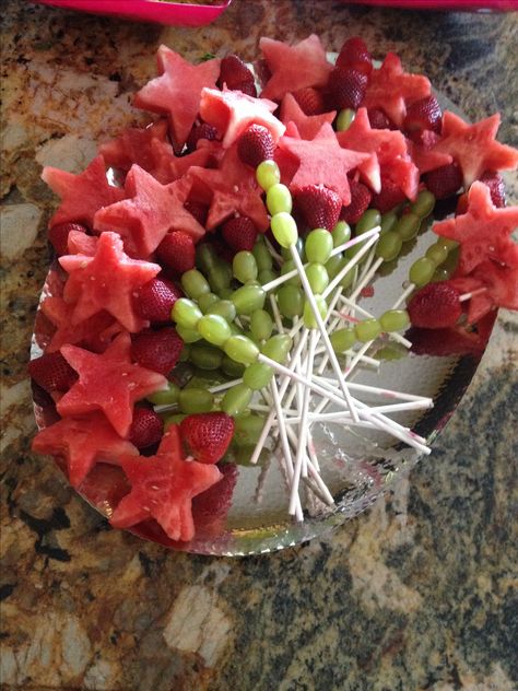 Fairy Fruit wands at Tinkerbell party Princess Party Food, Peter Pan Party, Fairy Garden Birthday Party, Trolls Party, Fairy Tea Parties, Tinkerbell Party, Troll Party, Garden Party Birthday, Fairy Birthday Party