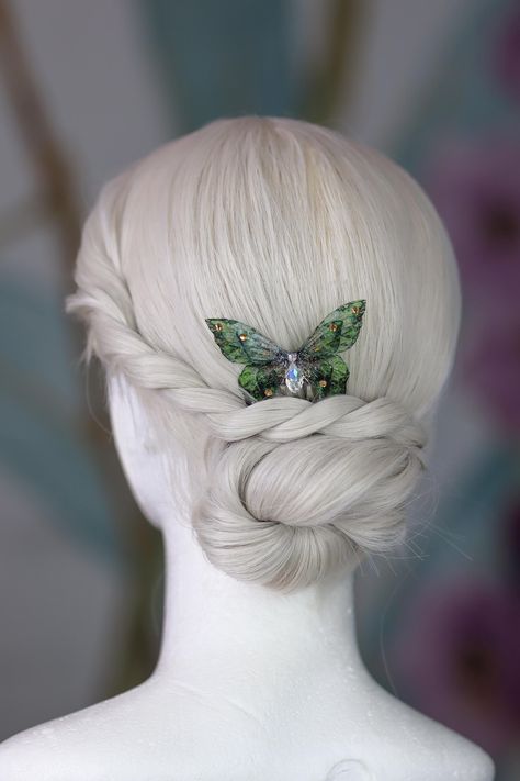 A must have for all fairies! A truly beautiful mini Victorian/vintage style bright green fairy wing hair comb, adorned with shimmering crystals. The wings measure approximately 7cm across.  This delicate array of fairy wings is really rather lovely. It is perfect for all fairy lovers - whether to be worn as part of a costume, for special occasions, or even for everyday wear! It is super light weight, and flexible to touch (please don't bend, however!) Please note that the wings may grow cloudy/o Green Fairy Wings, Fairy Butterfly, Green Fairy, Fairy Gifts, Bridal Comb, Victorian Vintage, Fairy Wings, Vintage Bridal, The Wings