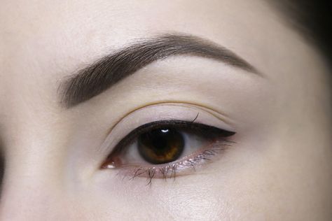 close-up shot of a womans eye with hooded eyelids and smudged makeup look Small Eyelids, Alternative Eyeliner, Eyeliner For Small Eyes, Creative Eyeliner, Different Eyeliner Styles, Double Eyeliner, Hooded Eyelids, Eyeliner Products, Graphic Eyeliner