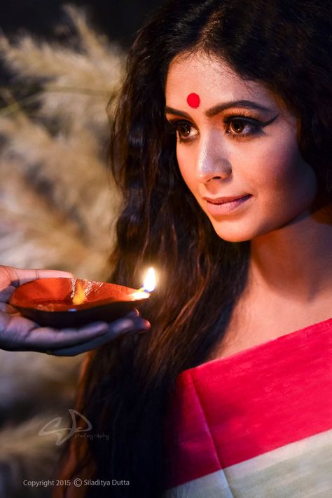 Mahalaya special shoot Durga Puja Makeup Look, Navaratri Photoshoot, Navratri Shoot Ideas, Bengali Attire, Durga Puja Look, Navratri Photography, Agomoni Shoot, Bengali Saree, Diwali Photos