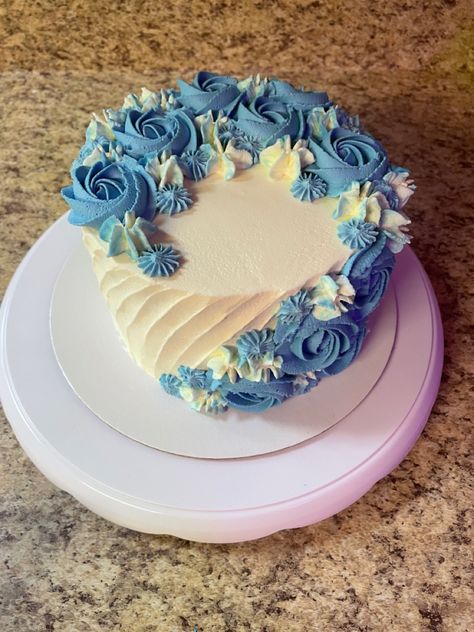 Birthday Cake With Whipped Frosting, Whipped Cream Frosting Cake Decoration, Whipped Icing Cake Designs, Whipped Cream Cake Design Ideas Birthday, Whipcream Icing Cake Design, Whippy Frosting, Whipped Cream Cake Design, Cool Wipe Frosting, Whipped Cream Cake Design Ideas