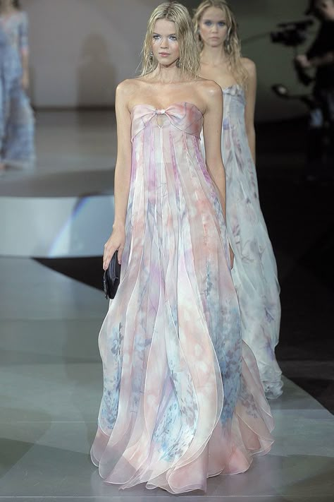 Giorgio Armani Spring 2009 Ready-to-Wear Fashion Show - Michelle Westgeest Dresses With Flowers, Glitzy Dress, Armani Dress, Strapless Evening Gowns, Runway Fashion Couture, Silk Chiffon Dress, Runway Dresses, Mode Inspo, Up Girl