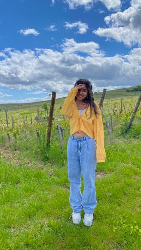 happy girl standing in aesthetic french vineyard field posing Cute Insta Poses By Yourself Outside, Fun Photo Ideas Instagram, Outside Picture Ideas Instagram, Best Face Poses For Pictures, Walking Instagram Pictures, Artsy Poses For Instagram, Picture Poses Nature, Single Pose Ideas Aesthetic, Picture Day Fits Aesthetic