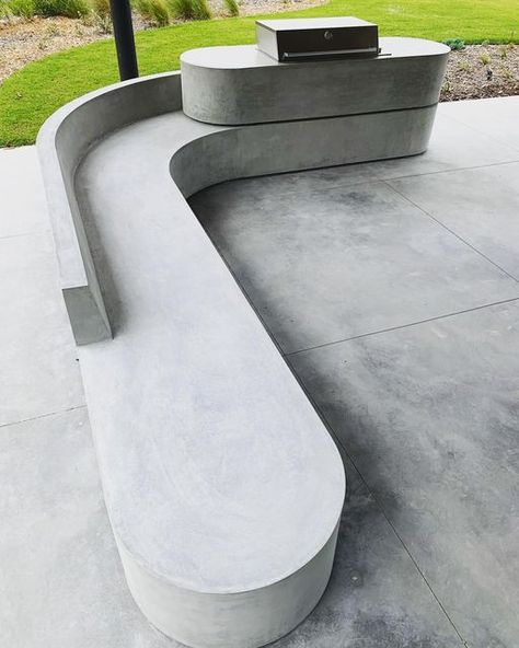 CONCRETE by Keenan Harris & BATHE Pools. BLAIRGOWRIE 3942 on Instagram: "Concrete on concrete. #concretebykeenanharris For @mattnash__ @prestigesurfaces #concrete #architecturalconcrete #polishedconcrete #offformconcrete #insituconcrete #design #concretebenchtop #concretefurniture #bespokeconcrete #concretedesign" Palm Springs Exterior, Palm Springs Garden, Concrete Bench Top, Bbq House, Walled Courtyard, Play Area Backyard, Terrace Garden Design, Garden Design Layout, Coastal Gardens