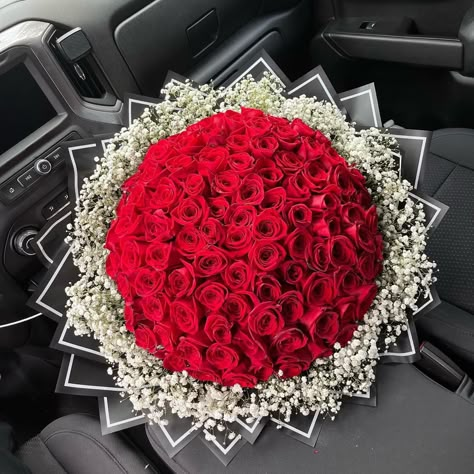 Follow XI•XVI•MM 🩷🫧 for more 🫶🏾 Red Rose Bouquet Wedding, Roses Bouquet Gift, Flower Shop Decor, Luxury Bouquet, Luxury Flower Bouquets, Money Flowers, Money Bouquet, Fresh Flower Bouquets, Red Rose Bouquet