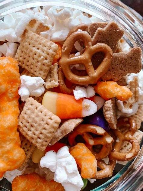 Scarecrow Crunch Recipe, Scarecrow Crunch, White Cheddar Popcorn, Cheddar Popcorn, Crunch Recipe, Haute Mess, Teddy Grahams, Chex Cereal, Mini Pretzels