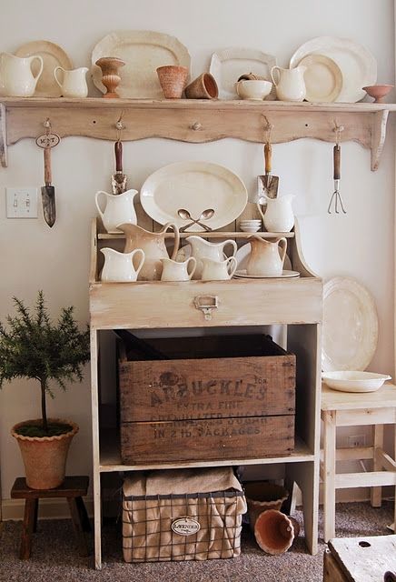 Shabby Chic Hakenleiste Muebles Shabby Chic, Antique Vintage Decor, Casa Vintage, Deco Originale, White Dishes, Parade Of Homes, Cool Ideas, Wooden Crates, Farmhouse Chic