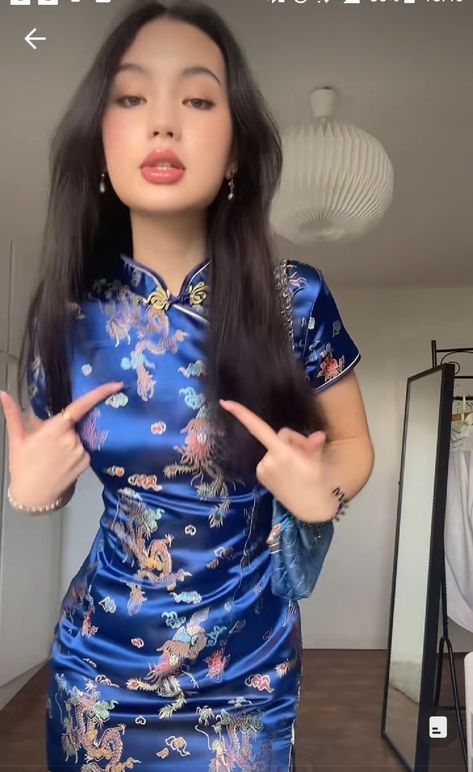 Half chinese girl wearing a blue qipao. The qipao is very pretty with nive detailed drawings of the Chinese dragon. She's also wearing a blue purse to pair with her qipao. Qipao Aesthetic, Qipao Outfit, Blue Qipao, Tibetan Clothing, Chinese Style Dress, Qipao Dress, Dance Kpop, Style Clothes, Fashion Fits