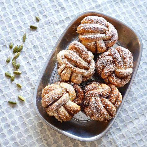 Cinnamon Sugar Knots, Cinnamon Knots Recipes, Bedsheet Backdrop, Cardamom Knots, Cinnamon Roll Knots, Knot Bread, Diy Bedsheet, Cardamom Bun, Bread Knots