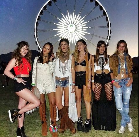 Festival Outfits Ideas, Dresses For Festivals, Coachella Outfit Ideas, Coachella Birthday, Outfits Coachella, Coachella 2012, Cochella Outfits, Feather Accessories, Coachella 2014