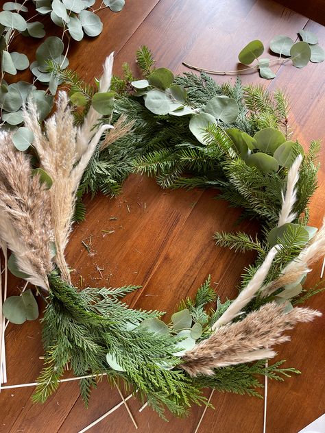 Dried Eucalyptus Wreath, Diy Winter Wreath, Diy Wreath Making, Winter Wreath Diy, Grass Wreath, Dried Wreath, Pampas Grass Bouquet, Dried Eucalyptus, Wire Wreath Frame