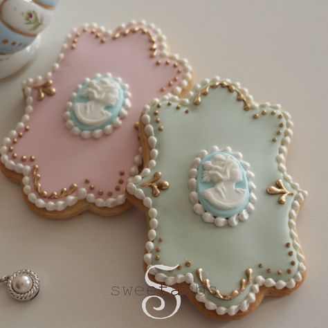 Amber Spiegel Cameo Cameo Cookies, Fancy Sweets, Crown Cookies, Cookie Tutorials, Sugar Cookie Designs, Pretty Cookies, Cookie Frosting, Fancy Cookies, Creative Cookies