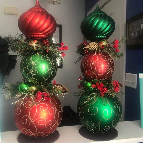 Christmas Topiary Ideas, Green Christmas Decor Ideas, Diy Christmas Topiary, Ornaments Centerpiece, Christmas Topiaries, Red And Green Christmas Decor, Ornament Topiary, Topiary Ideas, Spiral Topiary