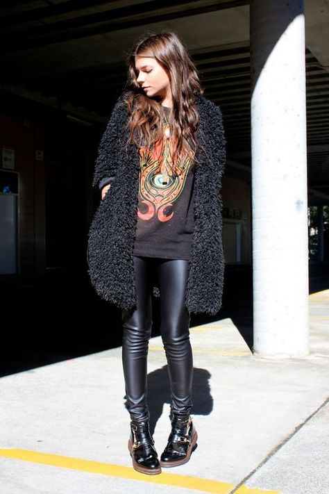 Black Fur Cardigan Outfit, Grunge Boots Outfit, Rock Chick Style Over 40, Comfy Grunge Outfits, Leather Leggings Outfit, Look Boho Chic, Chic Winter Outfits, Hello Lover, Look Rock