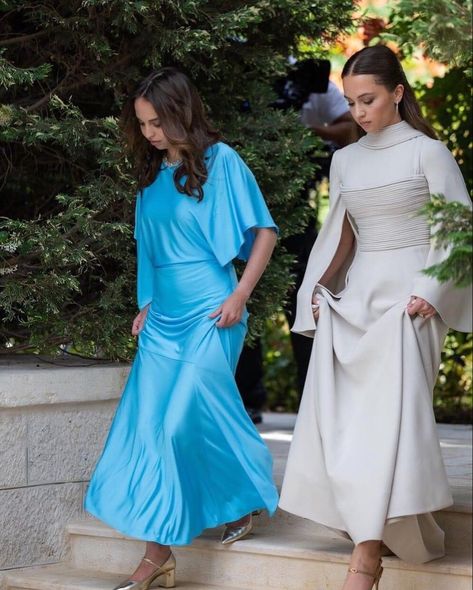 Princess Iman, Prince Wedding, Jordan Royal Family, Drape Maxi Dress, Queen Rania, Estilo Real, Royal Outfits, Royal Princess, Arab Fashion