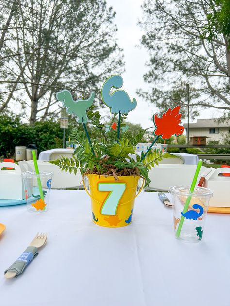 Dino party kids table setup 🦕 Dino Table Centerpiece, Dinosaur Birthday Table Decorations, Dinosaur Birthday Centerpiece Ideas, Dino Centerpiece Party Ideas, Dinosaur Birthday Party Centerpieces, Dino Centerpiece, Party Kids Table, Kids Party Tables, Kids Tables