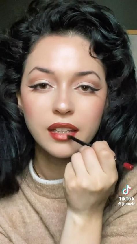 50s Red Lip Makeup, 40s 50s Makeup, Easy 50s Makeup, Vintage Eye Makeup Tutorial, Vintage Siren Makeup, 50s Eyeshadow, 1950 Eye Makeup, Everyday Vintage Makeup, Hollywood Vintage Makeup