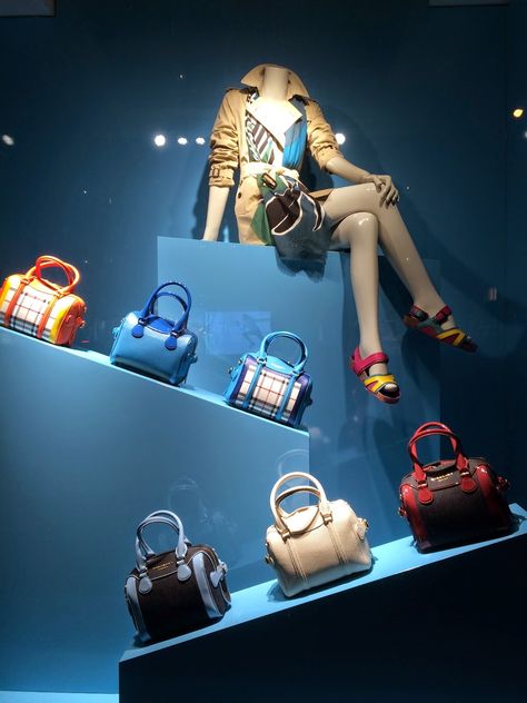 Bags Window Display Ideas, Bag Window Display, Bags Visual Merchandising, Burberry Window Display, Hermes Window Display, Balenciaga Window Display, Boutique Store Displays, Fashion Window Display, Handbag Display