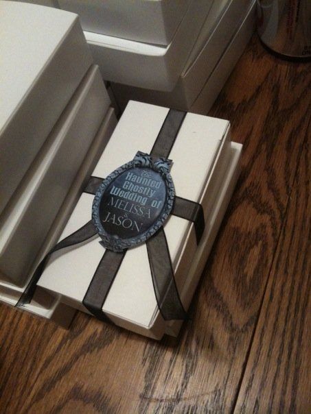 Favor Boxes- Midnight in the Garden of Evil: A Haunted Mansion Wedding Diy Haunted Mansion, Haunted Mansion Wedding, Creepy Wedding, Haunted Wedding, Mansion Party, Date Gifts, Disney House, Haunted Mansion Halloween, Disney Engagement