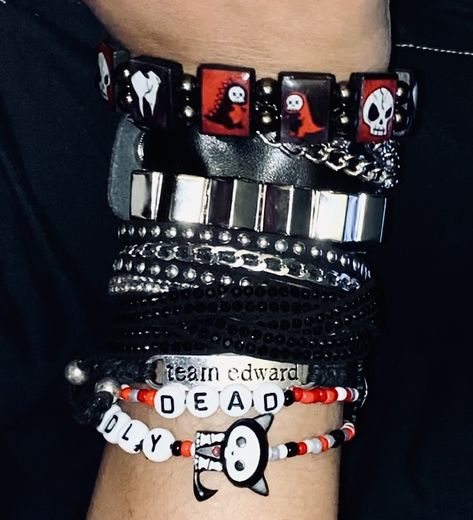 2000s Emo Aesthetic, Emo Jewelry, Emo 2000s, 2000s Emo, Emo Aesthetic, Rawr Xd, Kandi Bracelets, Scene Kids, Scene Emo