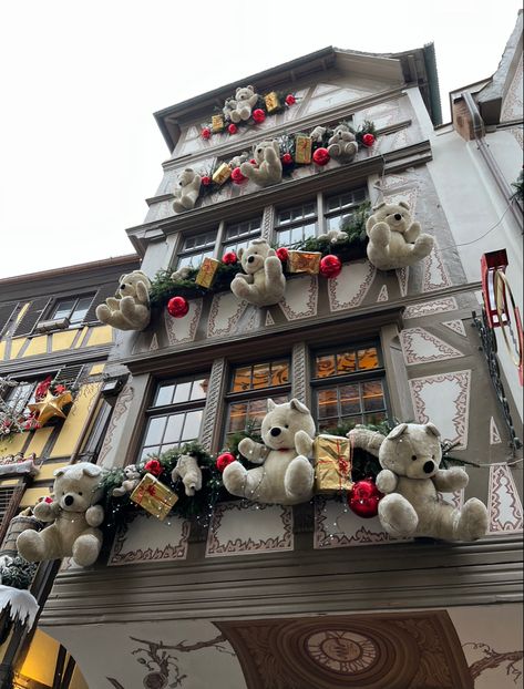 france paris christmas bears market city europe New York Noel, Strasbourg Christmas, Snowflake Wallpaper, Christmas Dreaming, Best Christmas Markets, Christmas Teddy Bear, Christmas Feeling, Christmas Markets, Christmas Mood