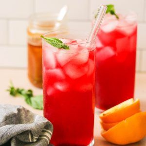 Refreshing Honey Hibiscus Lemonade - What Great Grandma Ate Beachy Drinks, Hibiscus Lemonade, Herbs For Tea, Roselle Tea, Hibiscus Drink, Pink Lemonade Recipes, Healthy Summer Drinks, Prawn Dishes, Mocktail Drinks