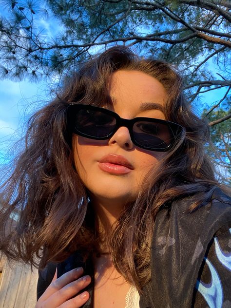 Gogles Girl Aesthetic, Trendy Goggles, Poses With Sunglasses, Goggles Sunglasses Women, Sunglasses Selfie, Round Face Sunglasses, Selfie Poses Instagram, Self Portrait Poses, Best Photo Poses