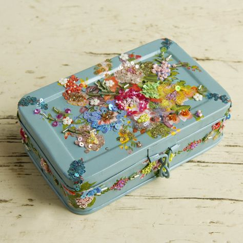 box Sequin Jewelry, Altered Tins, Tin Can Crafts, Altered Boxes, Tin Art, Felt Birds, Beautiful Bird, Pretty Box, Can Crafts