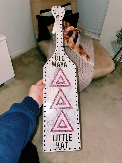 Sorority Paddles Tri Delta, Tri Delta Paddle Ideas, Tri Delta Paddle, Paddles Sorority, Sorority Paddles Ideas, Paddle Sorority Big, Big Little Paddles, Tri Delt, Big Lil