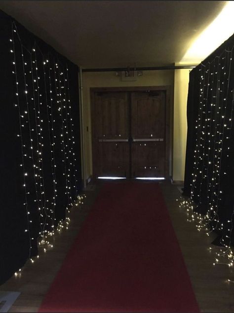 Red Carpet Event Entrance, Red Carpet Event Decorations, Prom Entrance, Hollywood Red Carpet Party, Prom Venues, Red Carpet Sweet 16, Red Carpet Theme Party, Red Carpet Entrance, Homecoming Decorations