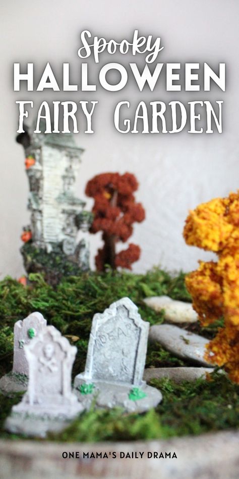 Spooky Fairy Garden, Spooky Terrarium Ideas, Halloween Terrarium Ideas, Miniature Halloween Scenes, Halloween Miniatures Diy, Diy Halloween Fairy Garden, Spooky Terrarium, Graveyard Terrarium, Graveyard Garden