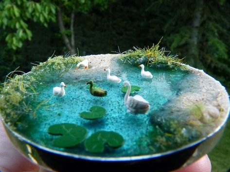 Pond With Ducks, Fairy Garden Crafts, Fairy Garden Designs, Mini Fairy Garden, Tanah Liat, Garden Terrarium, Fairy Garden Diy, Cute Clay, Diy Resin Crafts