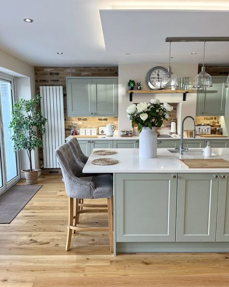 Open Planned Kitchen Living Room, Cosy Kitchen Diner, Modern Cosy Kitchen, Kitchen Radiator Ideas, Cosy Kitchen Ideas, Kitchen Open Plan, Wren Kitchens, Kitchen Diner Ideas, Wren Kitchen